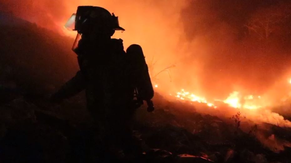 Incendio en Tierra Nueva 2 amenaza viviendas cercanas