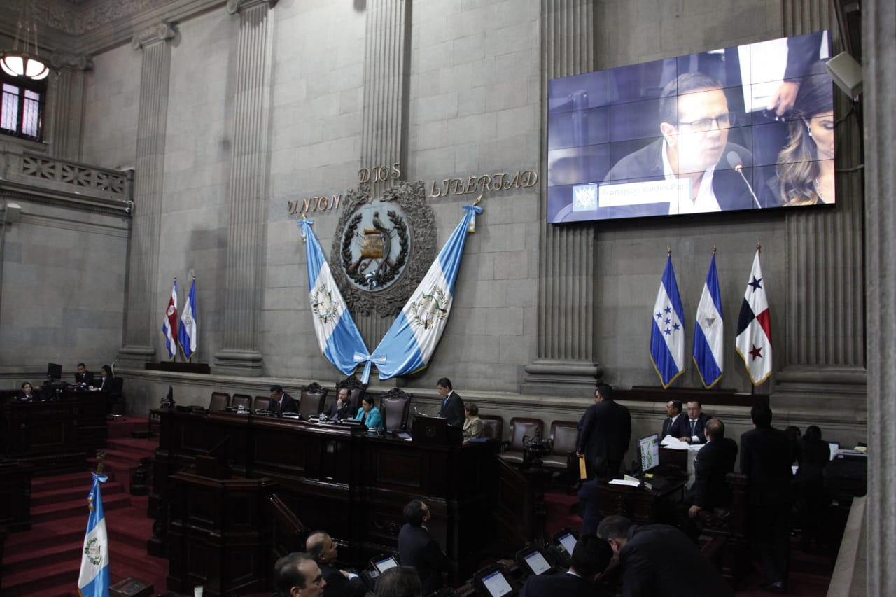 Diputados observan un video presentado por la comisión legislativa que escuchó testimonios contra las acciones de la Cicig. (Foto Prensa Libre: Noé Medina)