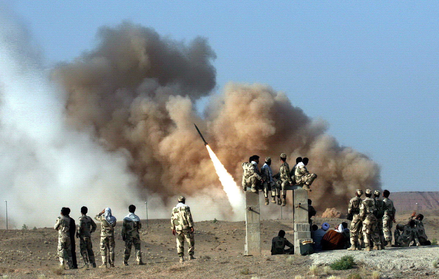 Imagen captada durante un entrenamiento militar iraní, antes de ataque a bases estadounidenses. (Foto Prensa Libre: EFE)