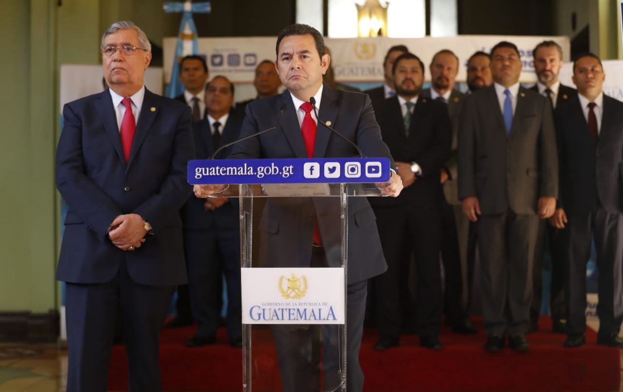 El presidente Jimmy Morales en conferencia de prensa anunció que se retracta de la decisión. (Foto Prensa Libre: Esbin García)