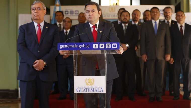 El presidente Jimmy Morales en conferencia de prensa anunció que se retracta de la decisión. (Foto Prensa Libre: Esbin García)