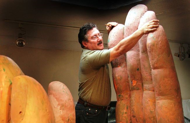 Luis Carlos, artista creador de las manos que representan el Monumento a la paz.  (Foto Prensa Libre: FB Luis Carlos)
