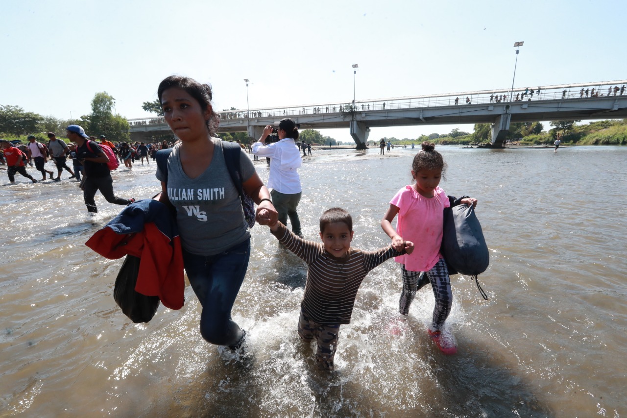 Una madre y sus hijos cruzan el río Suchiate. (Foto Prensa Libre: Mynor Toc).