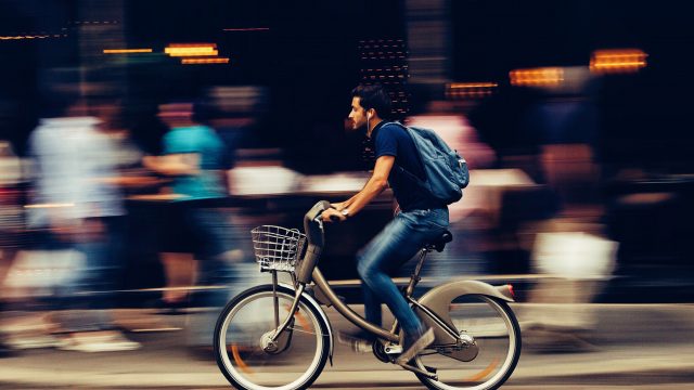 Las empresas que promuevan el uso de bicicletas entre sus empleados en Costa Rica podrán recibir un incentivo fiscal. (Foto Prensa Libre: Pexels)