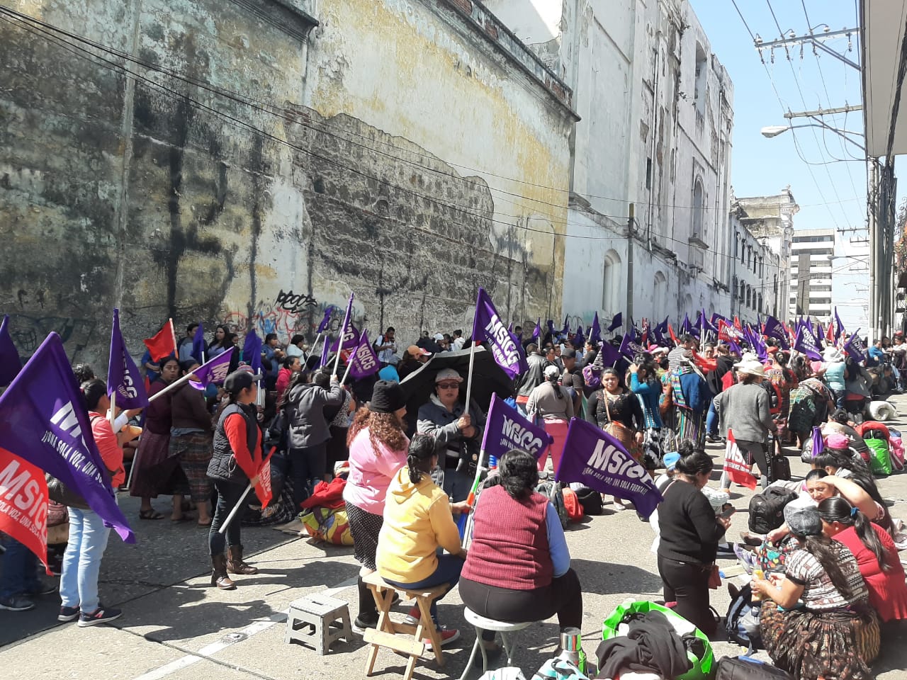 Unas cien mujeres se apostan frente a la Oficina Nacional de Servicio Civil desde hace tres días. (Foto Prensa Libre: Andrea Domínguez)