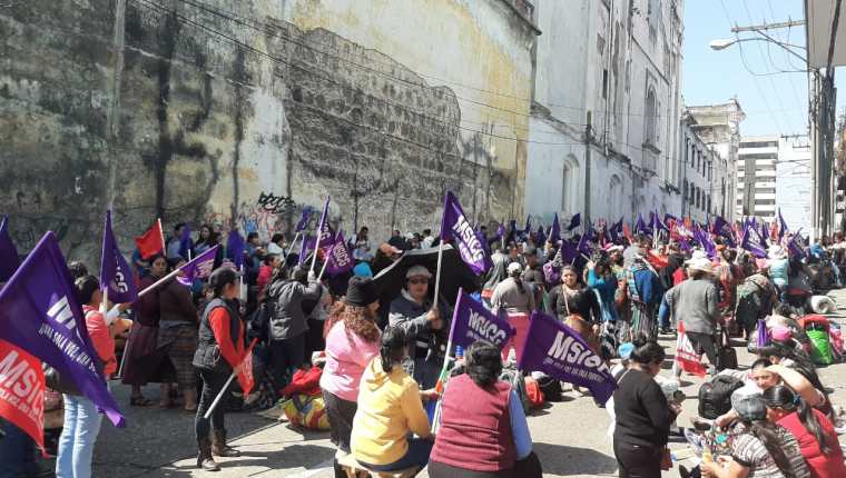 Unas cien mujeres se apostan frente a la Oficina Nacional de Servicio Civil desde hace tres días. (Foto Prensa Libre: Andrea Domínguez)