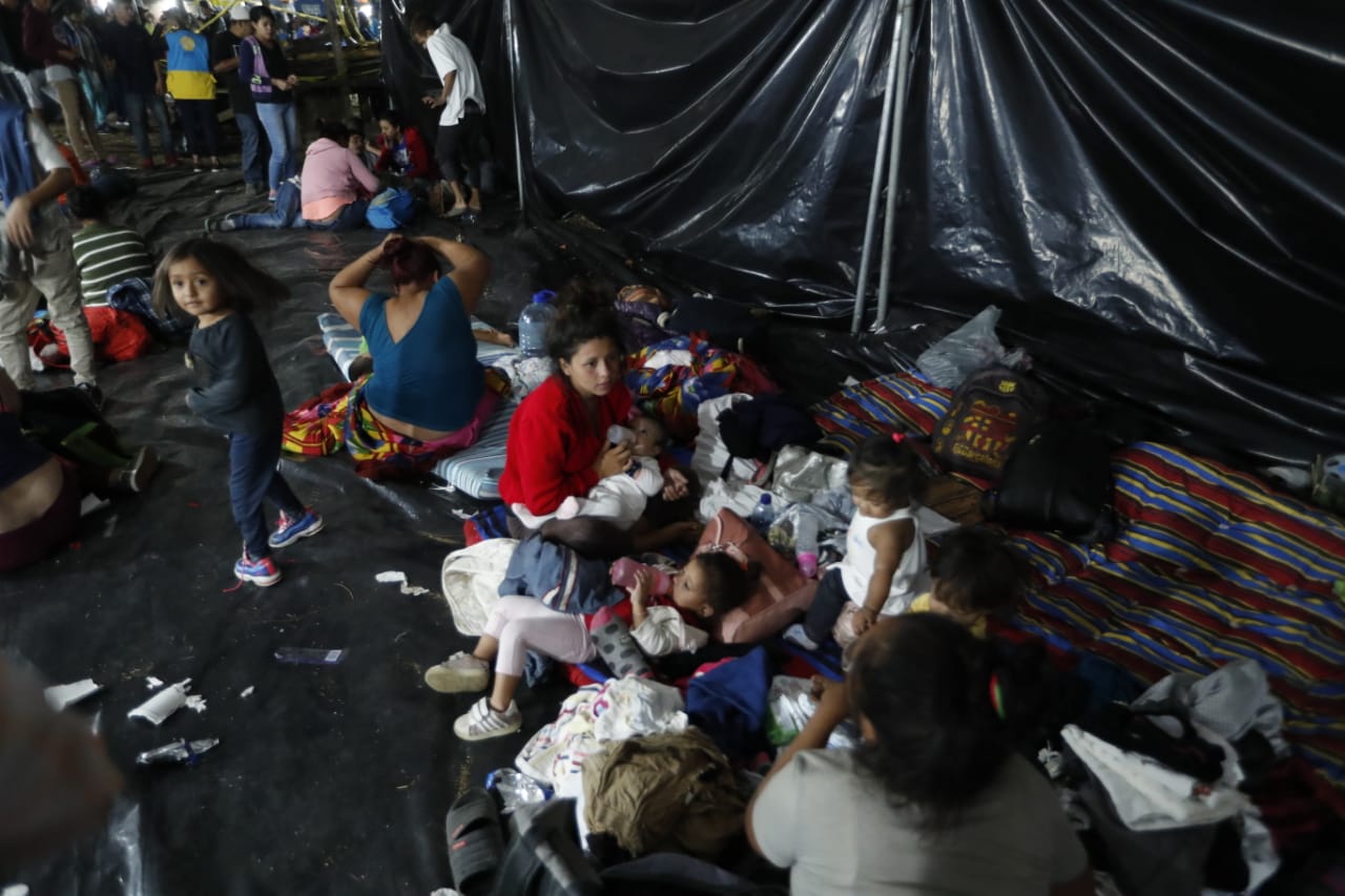 Migrantes hondureñas y sus hijos descansan en el suelo en la Casa del Migrante, zona 1. (Foto Prensa Libre: Esbin García).