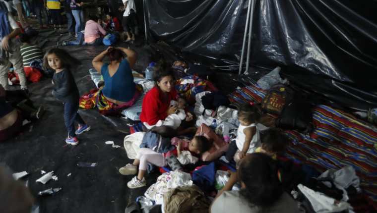 Migrantes hondureñas y sus hijos descansan en el suelo en la Casa del Migrante, zona 1. (Foto Prensa Libre: Esbin García).