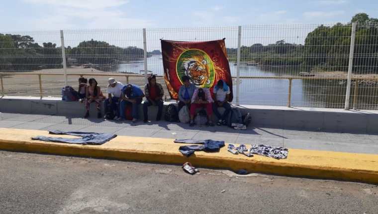 Migrantes hondureños en el puente Rodolfo Robles en la frontera entre Guatemala y México. (Foto Prensa Libre: Alexander Coyoy)