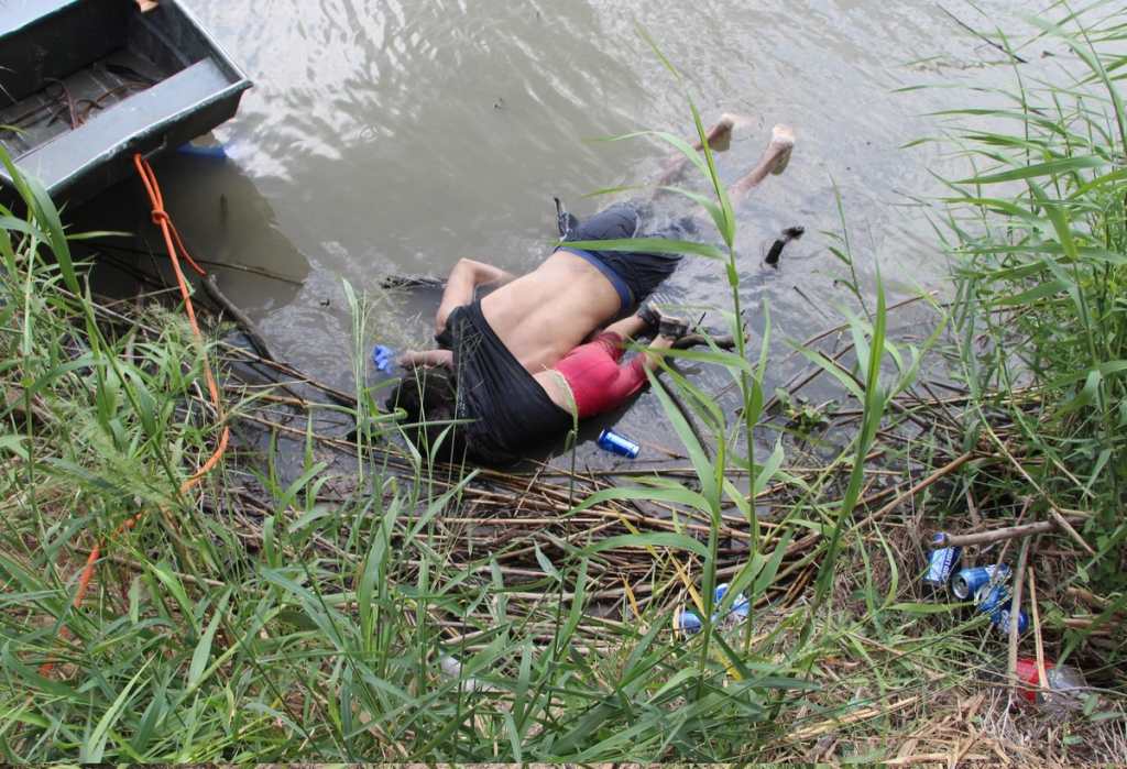 Los cuerpos sin vida de un migrante y su bebé a una orilla del Río Bravo en la frontera con EE.UU, en el estado de Tamaulipas, México