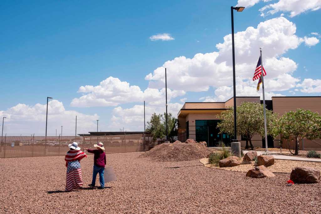 Dos mujeres frente a la Estación de la Patrulla Fronteriza en Texas
