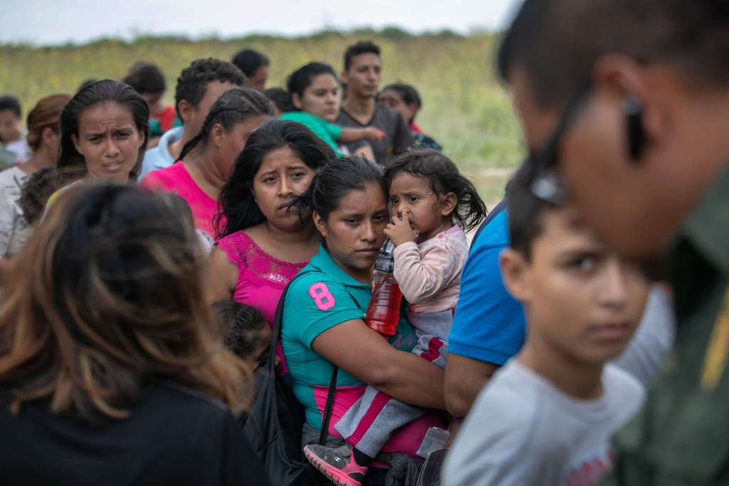 Centroamericanos frustrados se entregan a las autoridades fronterizas luego de intentar llegar a Estados Unidos