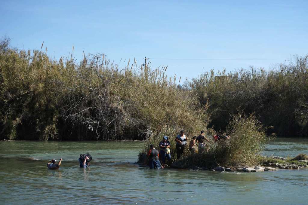 Migrantes centroamericanos intentan cruzar el Río Bravo, desde Piedras Negras, en el estado de Coahuila, México hasta la ciudad de Eagle Pass, en Texas, EE. UU.