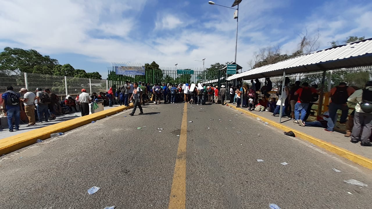 Migrantes centroamericacos en su mayoría hondureños intentan pasar a México.(Foto Prensa Libre: Carlos Paredes)