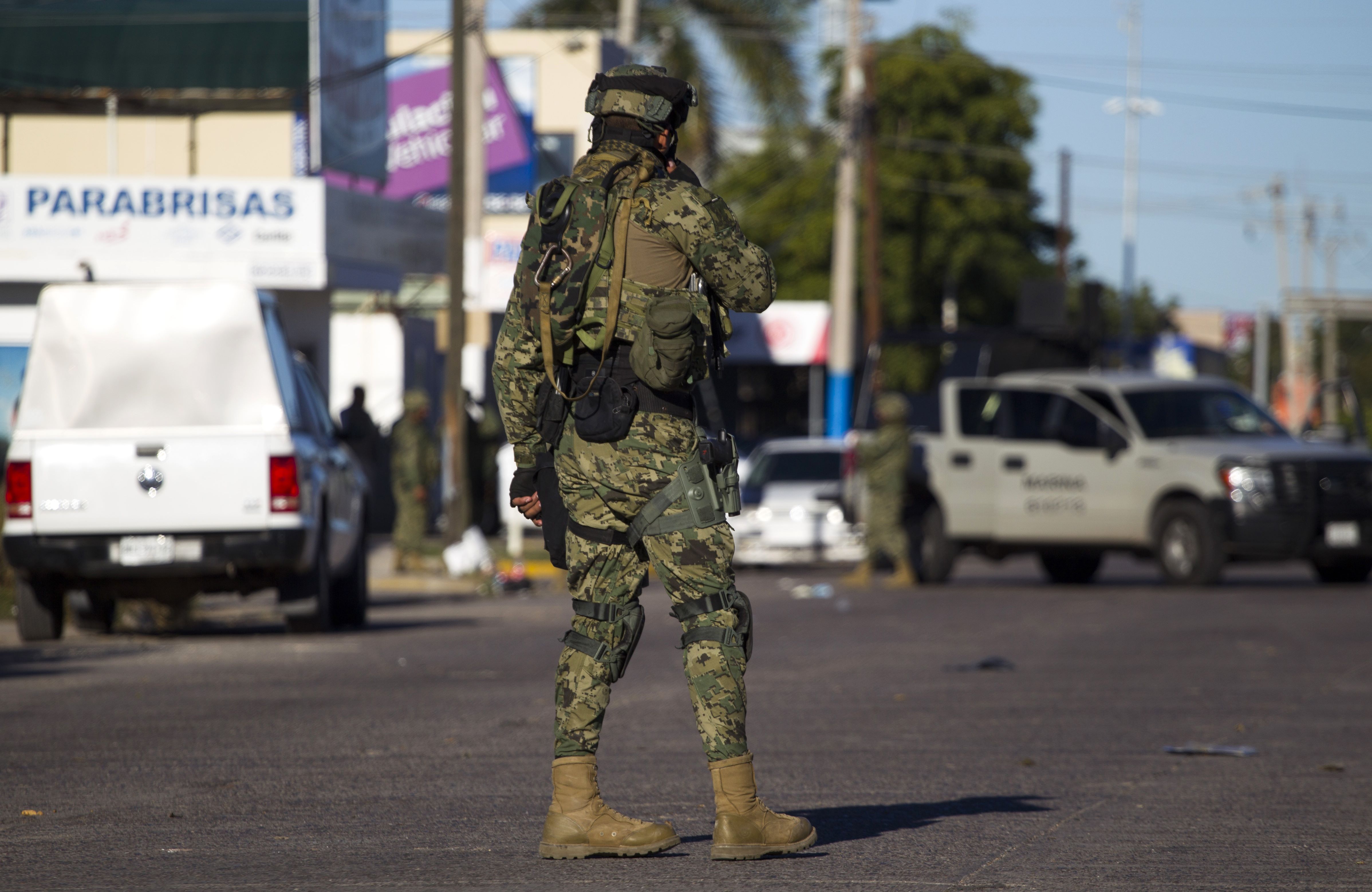 Militares han sido destacados al estado de Guerrero debido a la ola criminal que azota el área. (Foto Prensa Libre: AFP)