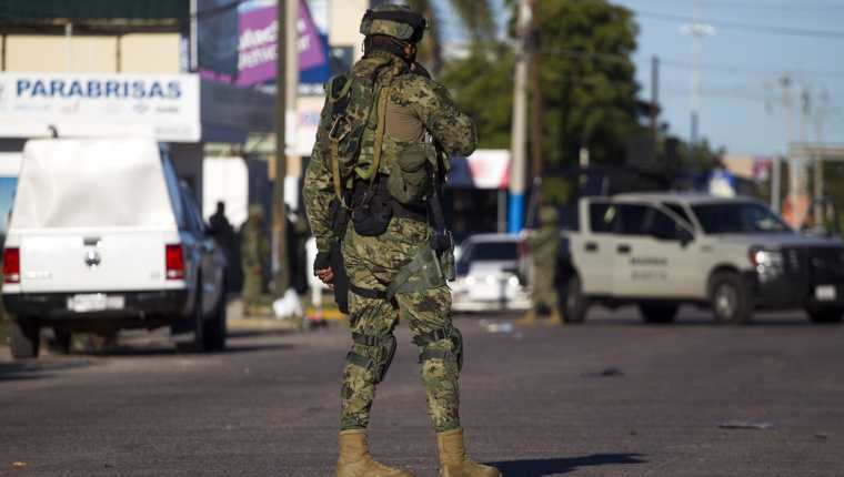 Militares han sido destacados al estado de Guerrero debido a la ola criminal que azota el área.(Foto Prensa Libre: AFP) 