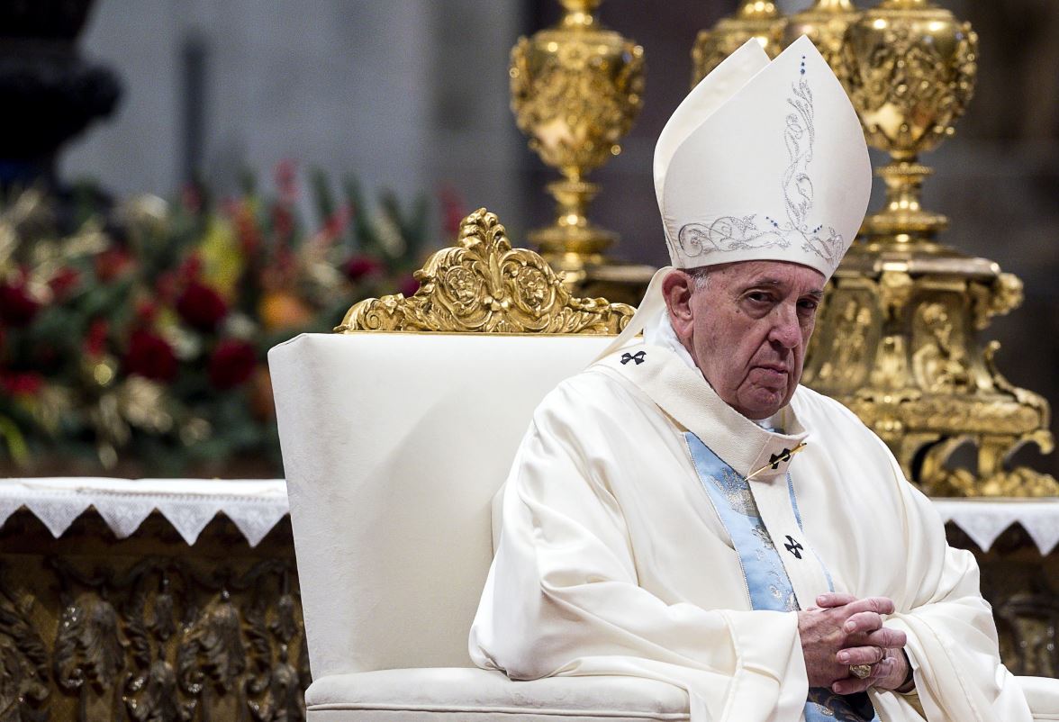 El papa Francisco preside la Santa Misa de la Solemnidad de María Santísima en la 53 Jornada Mundial de la Paz en la Basílica de San Pedro. (Foto Prensa Libre: EFE).