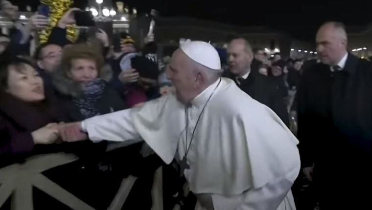 El papa Francisco tuvo un altercado en la Plaza de San Pedro, momento que se viralizó en redes sociales. (Foto Prensa Libre: AFP)