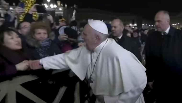 El papa Francisco tuvo un altercado en la Plaza de San Pedro, momento que se viralizó en redes sociales.