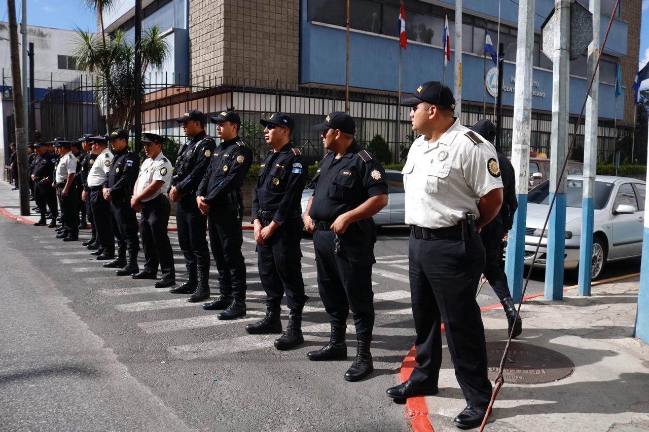 Policías resguardan la sede del Parlacén que fue objeto de manifestaciones en enero pasado, cuando asumió una curul el expresidente Jimmy Morales. (Foto Prensa Libre: Hemeroteca PL)