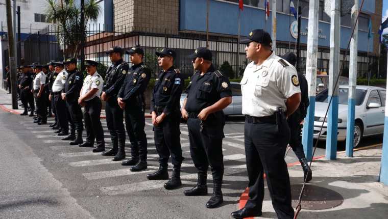 Policías resguardan la sede del Parlacén que fue objeto de manifestaciones en enero pasado, cuando asumió una curul el expresidente Jimmy Morales. (Foto Prensa Libre: Hemeroteca PL)