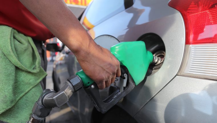 El precio del galón de gasolina superior y regular tuvo una disminución de Q1 el galón este miércoles, confirmó la Ageg. (Foto Prensa Libre: Érick Ávila)