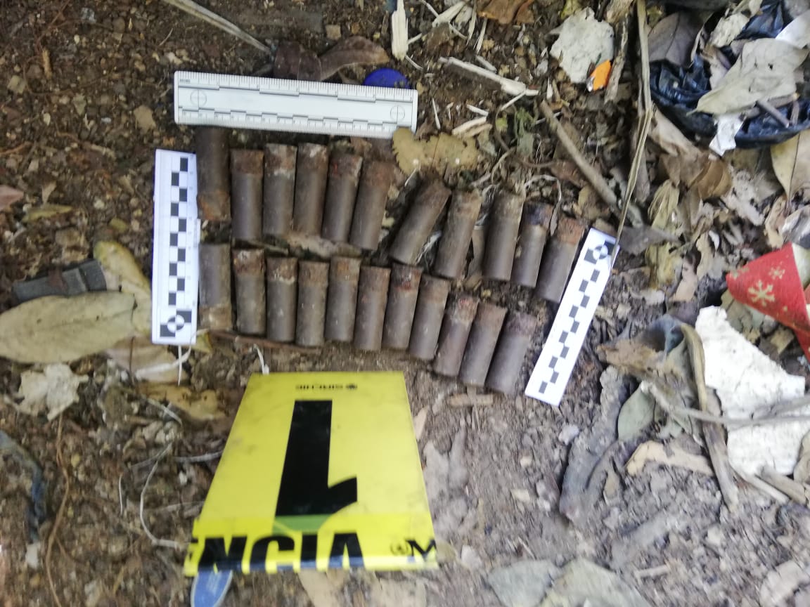 Las municiones fueron encontradas junto a gorras de la PNC en un barranco de Villa Nueva. (Foto Prensa Libre: Cortesía) 