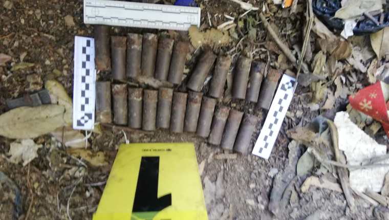Las municiones fueron encontradas junto a gorras de la PNC en un barranco de Villa Nueva. (Foto Prensa Libre: Cortesía) 