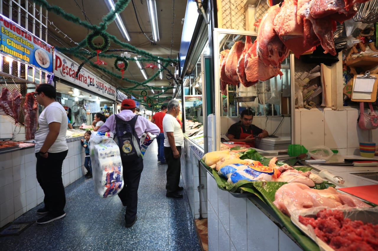 Esta carne blanca es la de mayor consumo en los hogares y podría tener un impacto en los bolsillos de los guatemaltecos. (Foto Prensa Libre: Carlos Hernández)
