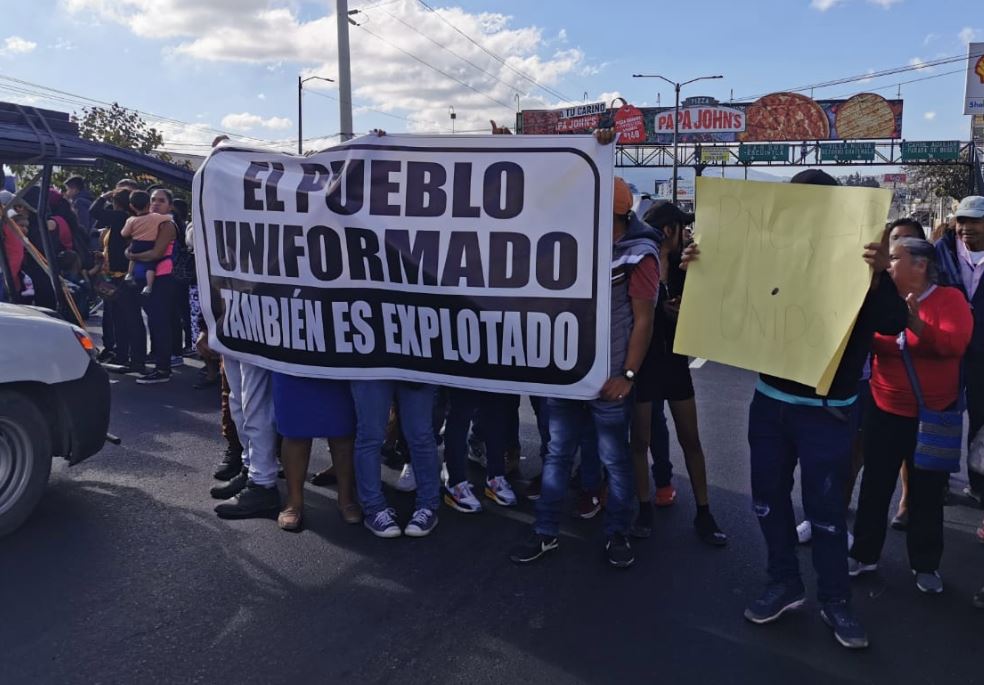 Los manifestantes reclaman un salario digno para los agentes. (Foto Prensa Libre: María René Gaytán)