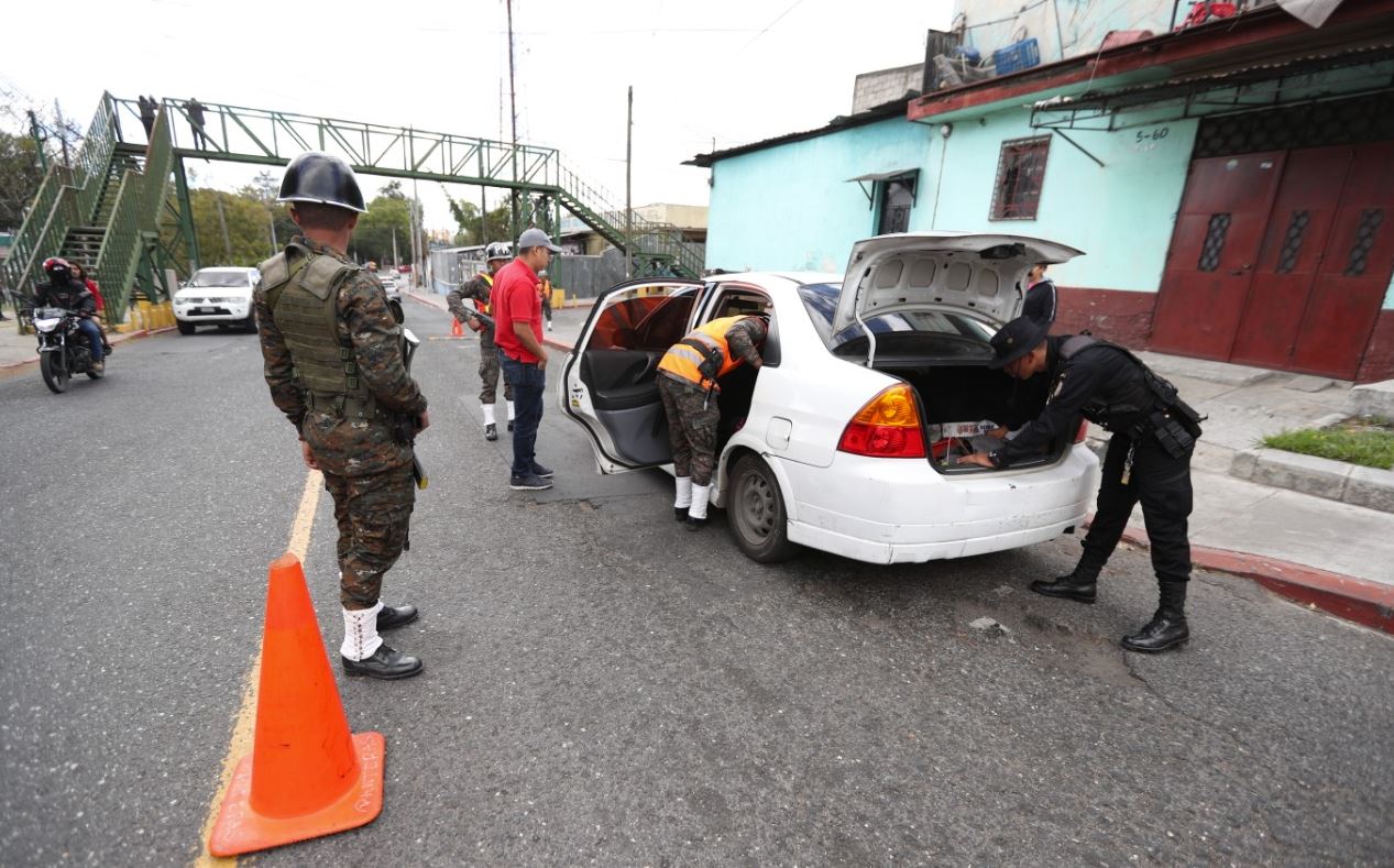 Agentes de la PNC y soldados durante el puesto de control por el estado de Prevención. (Foto Prensa Libre: María Reneé Gaytán) 