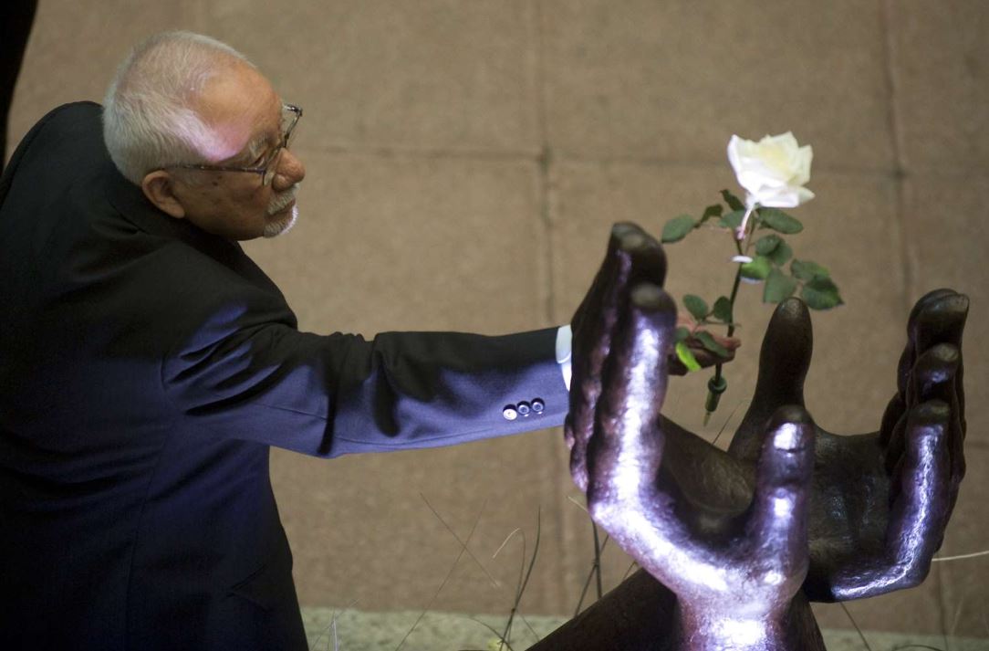 Ricardo Rosales Román cambió la Rosa de la Paz el 29 de diciembre de 2012. (Foto Prensa Libre: Hemeroteca PL)