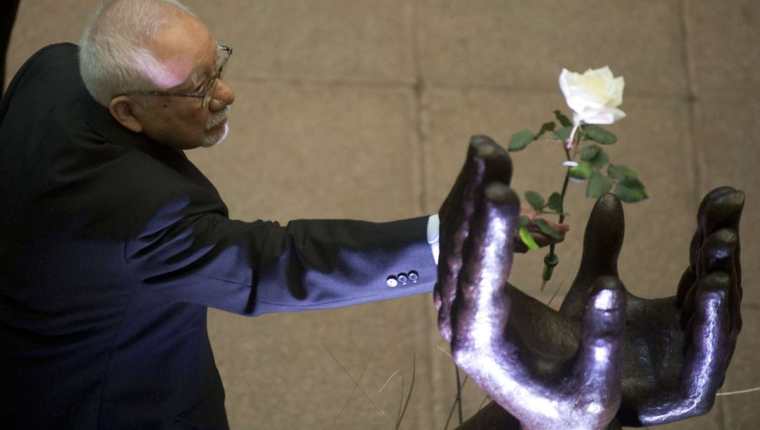 Ricardo Rosales Román cambió la Rosa de la Paz el 29 de diciembre de 2012. (Foto Prensa Libre: Hemeroteca PL)