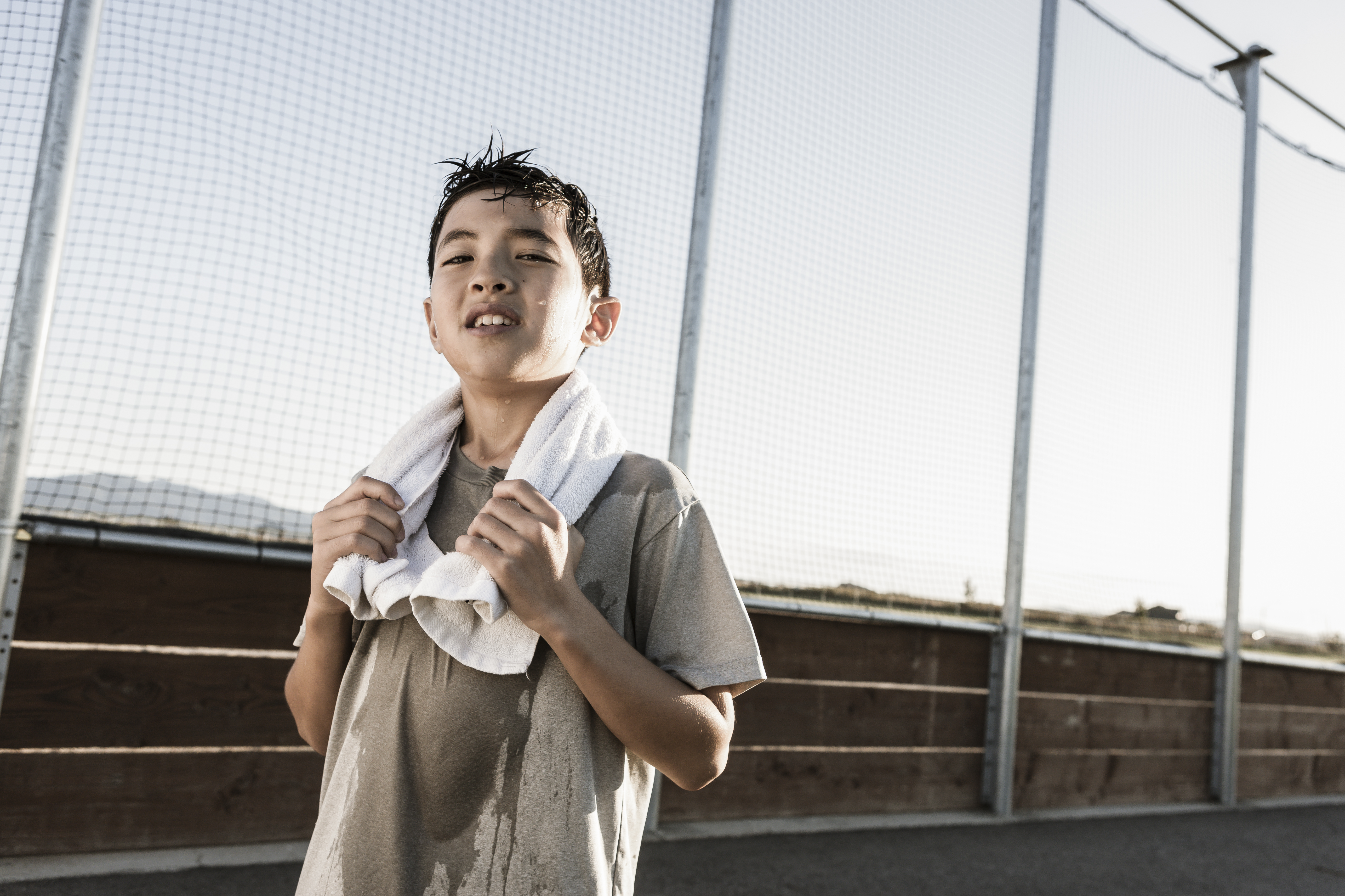 Cuando se acercan a la pubertad, los niños empiezan a sudar por cambios hormonales, cuando pueden comenzar a usar desodorantes adecuados para ellos. (Foto Prensa Libre, Shutterstock)
