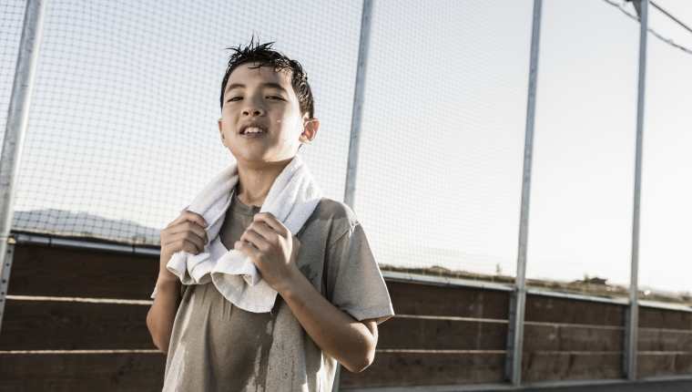 Cuando se acercan a la pubertad, los niños empiezan a sudar por cambios hormonales, cuando pueden comenzar a usar desodorantes adecuados para ellos. (Foto Prensa Libre, Shutterstock)