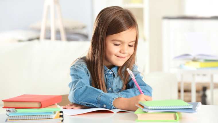 Si sus hijos comienzan el ciclo escolar con buenos hábitos estudios, rendirán mejor. (Foto Prensa Libre: Servicios).