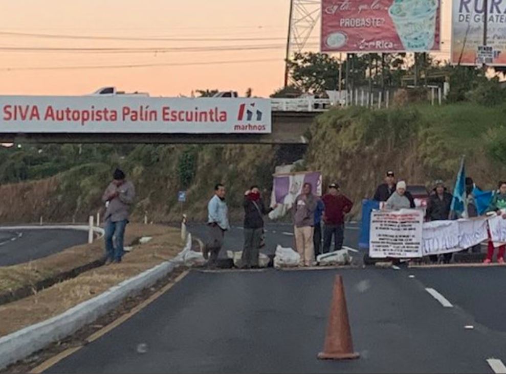 Pobladores bloquean paso de vehículos en autopista Palín-Escuintla