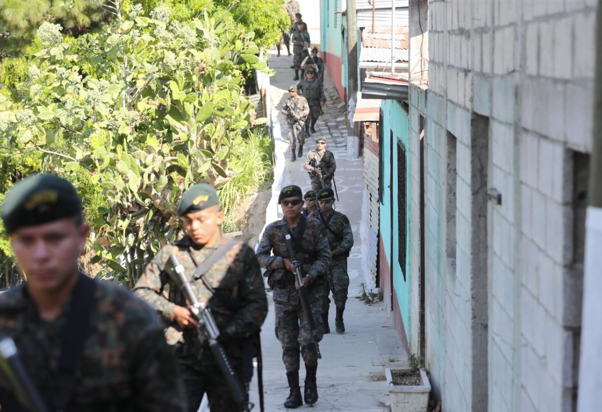 El despliegue militar se mantuvo en varias colonias de Villa Nueva. (Foto Prensa Libre: Esbin García)