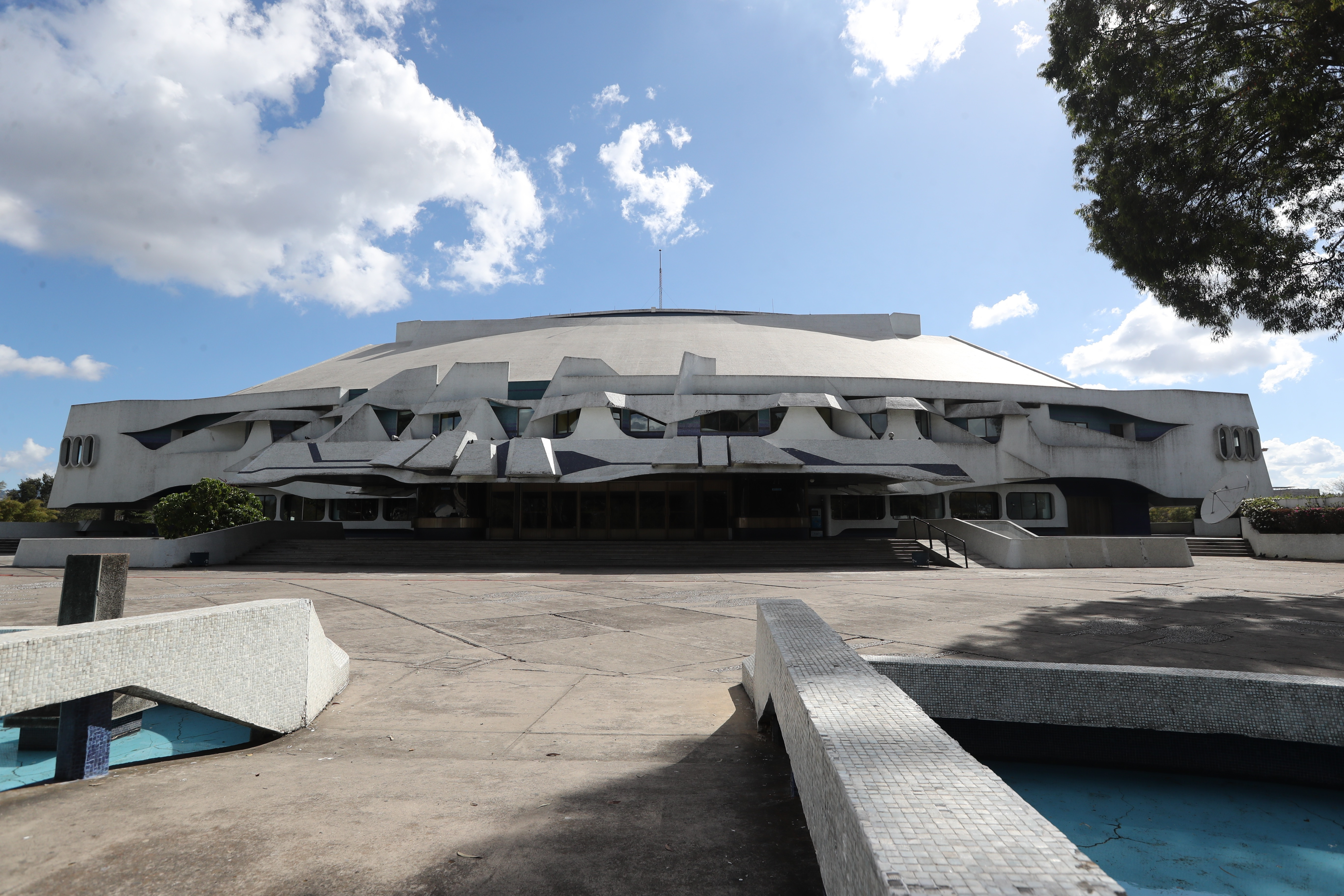 Limpieza, remozamiento y retoques del escenario son los últimos detalles que se afinaban en el Centro Cultura Miguel Ángel Asturias donde se llevará a cabo el acto protocolario del cambio de mando y participarán las misiones internacionales. (Foto Prensa Libre: Érick Ávila)