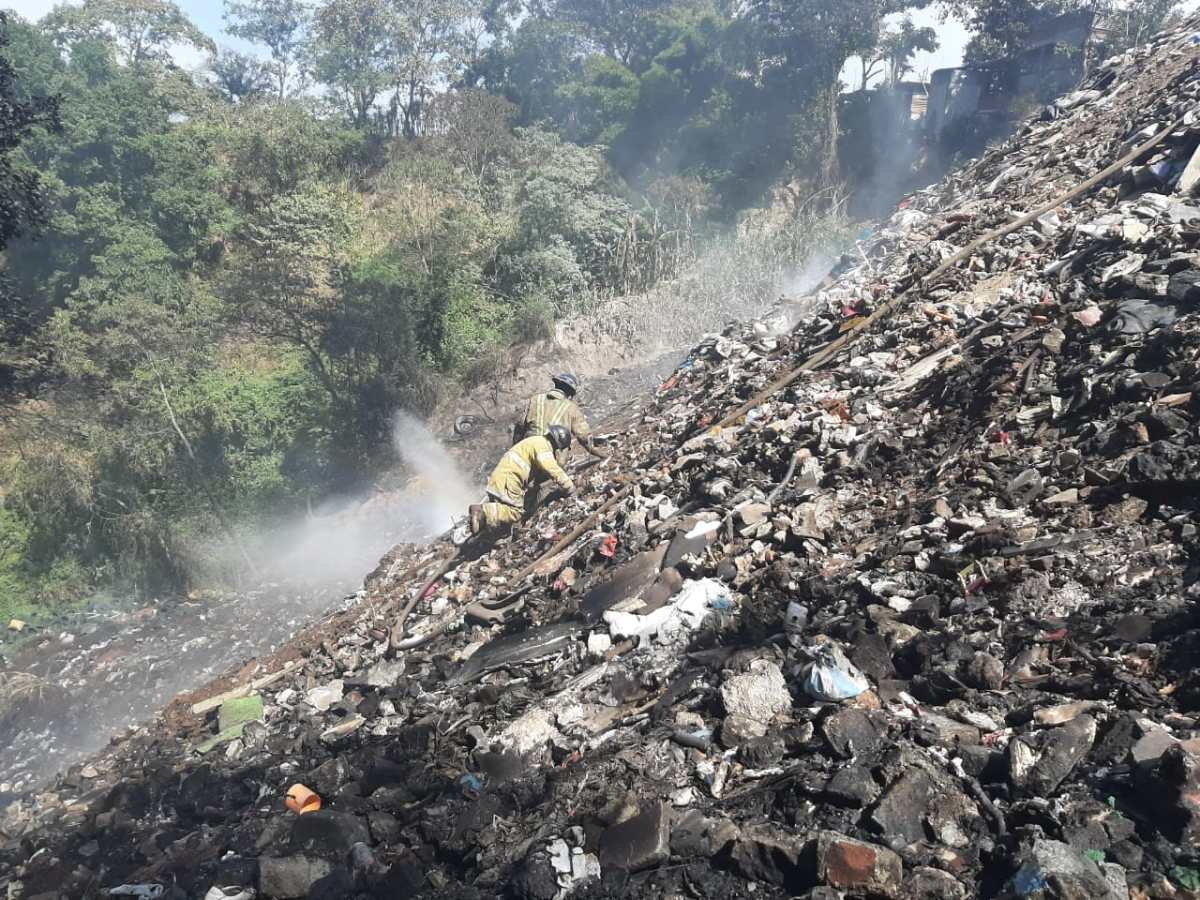 Quince horas de trabajo: Bomberos sofocan incendio en basurero clandestino en Tierra Nueva 1