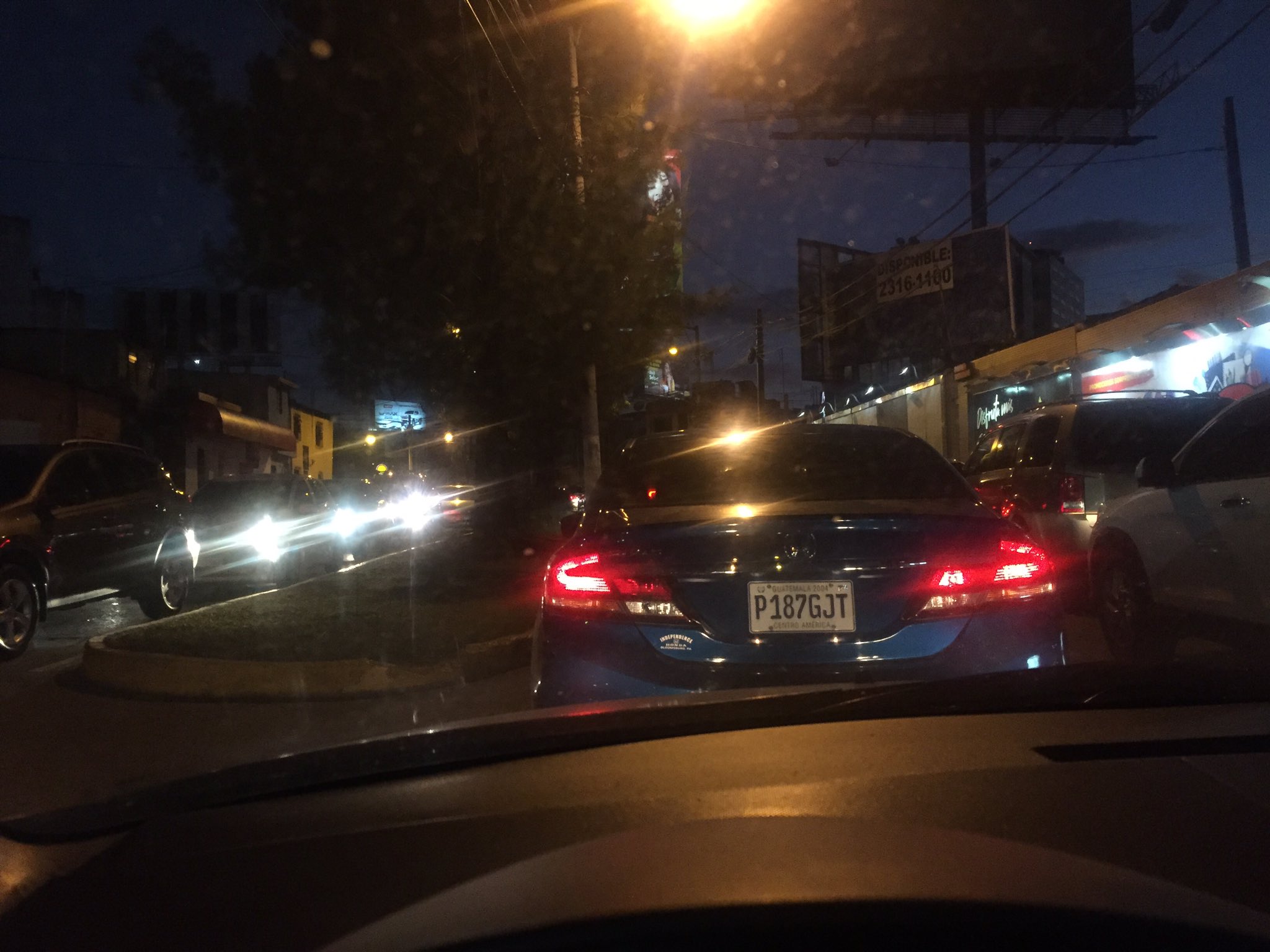El intenso tránsito se reporta en las zonas 9, 10, 13 y 11 de la ciudad. (Foto Prensa Libre: @sara_riera)
