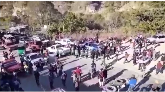 Un grupo de 200 pobladores se enfrentó a la PNC y quemó una autopatrulla en San Sebastián, Huehuetenango. (Foto Prensa Libre: captura de pantalla)