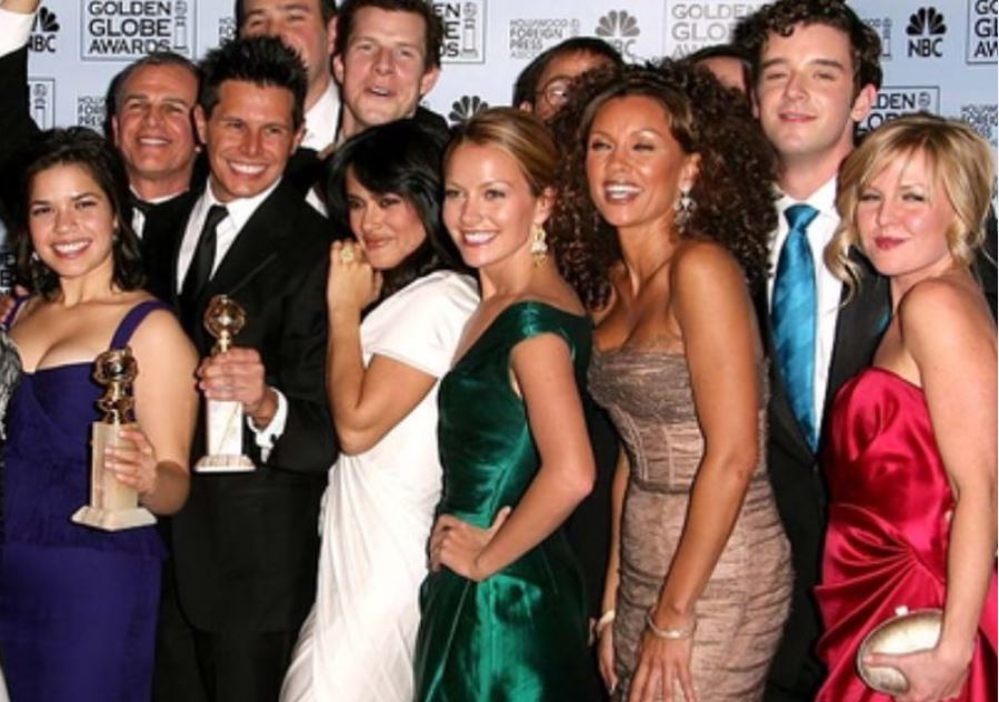 Silvio Horta, el segundo de izquierda a derecha, posa junto al elenco de Ugly Betty cuando ganaron un Golden Globe. (Foto Prensa Libre: Silvio Horta/ Instagram)