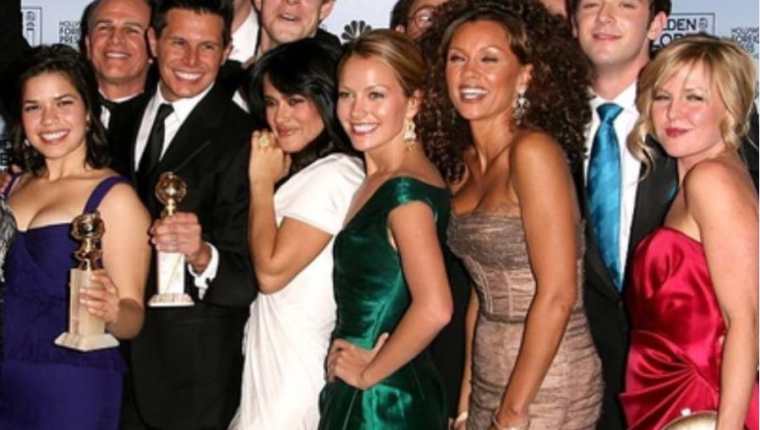 Silvio Horta, el segundo de izquierda a derecha, posa junto al elenco de Ugly Betty cuando ganaron un Golden Globe. (Foto Prensa Libre: Silvio Horta/ Instagram)