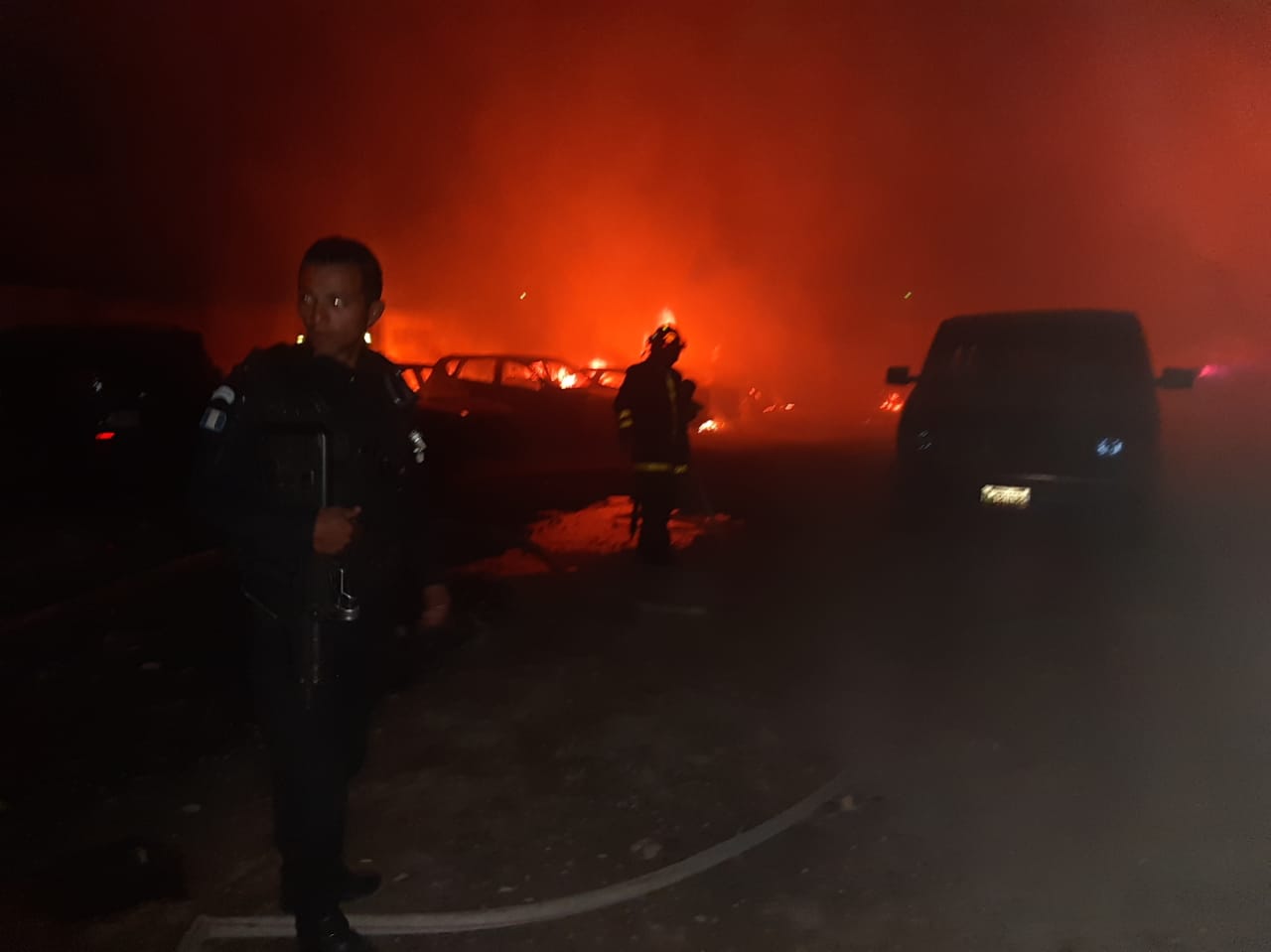 El incendio se extiende con rapidez hacia otros inmuebles, en el Periférico de Quetzaltenango. (Foto Prensa Libre: PNC)