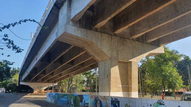 La falta de mantenimiento también es evidente en las bases del puente Río Dulce. (Foto Prensa Libre: Dony Stewart)