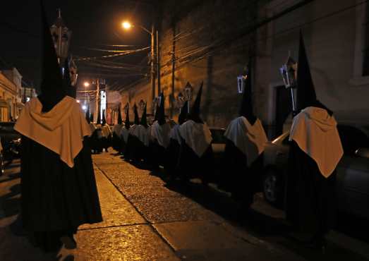 La noche del martes del Carnaval se llevó a cabo el traslado de Pasos de la iglesia de Santo Domingo en la zona 1 de Guatemala. Foto Prensa Libre: Óscar Rivas