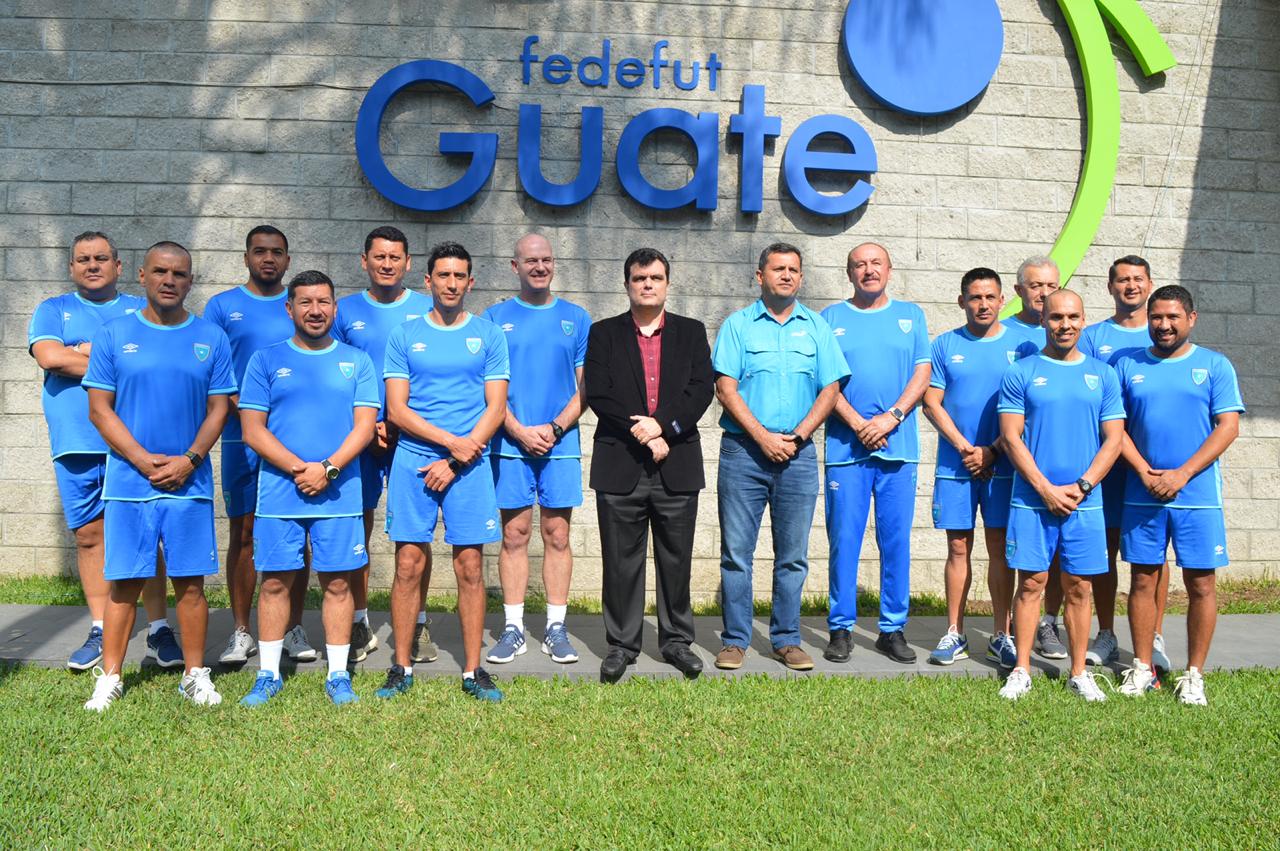 Los entrenadores de las selecciones inferiores  fueron presentados este lunes en la Fedefut. (Foto Prensa Libre: Fedefut)