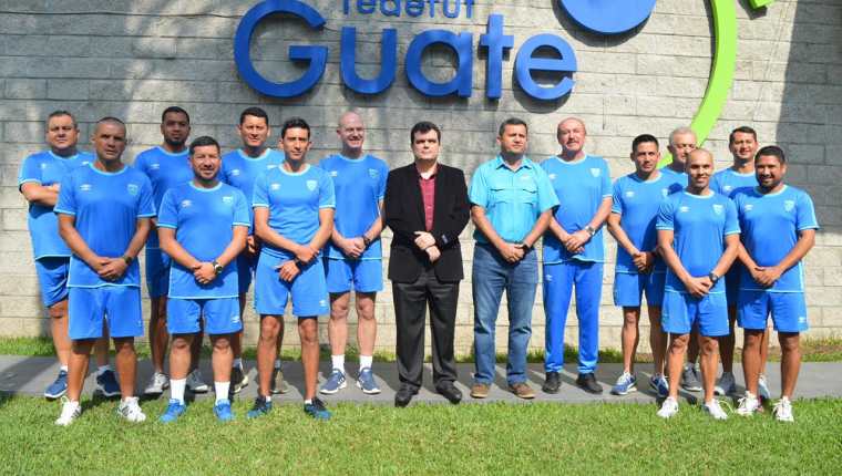 Los entrenadores de las selecciones inferiores  fueron presentados este lunes en la Fedefut. (Foto Prensa Libre: Fedefut)