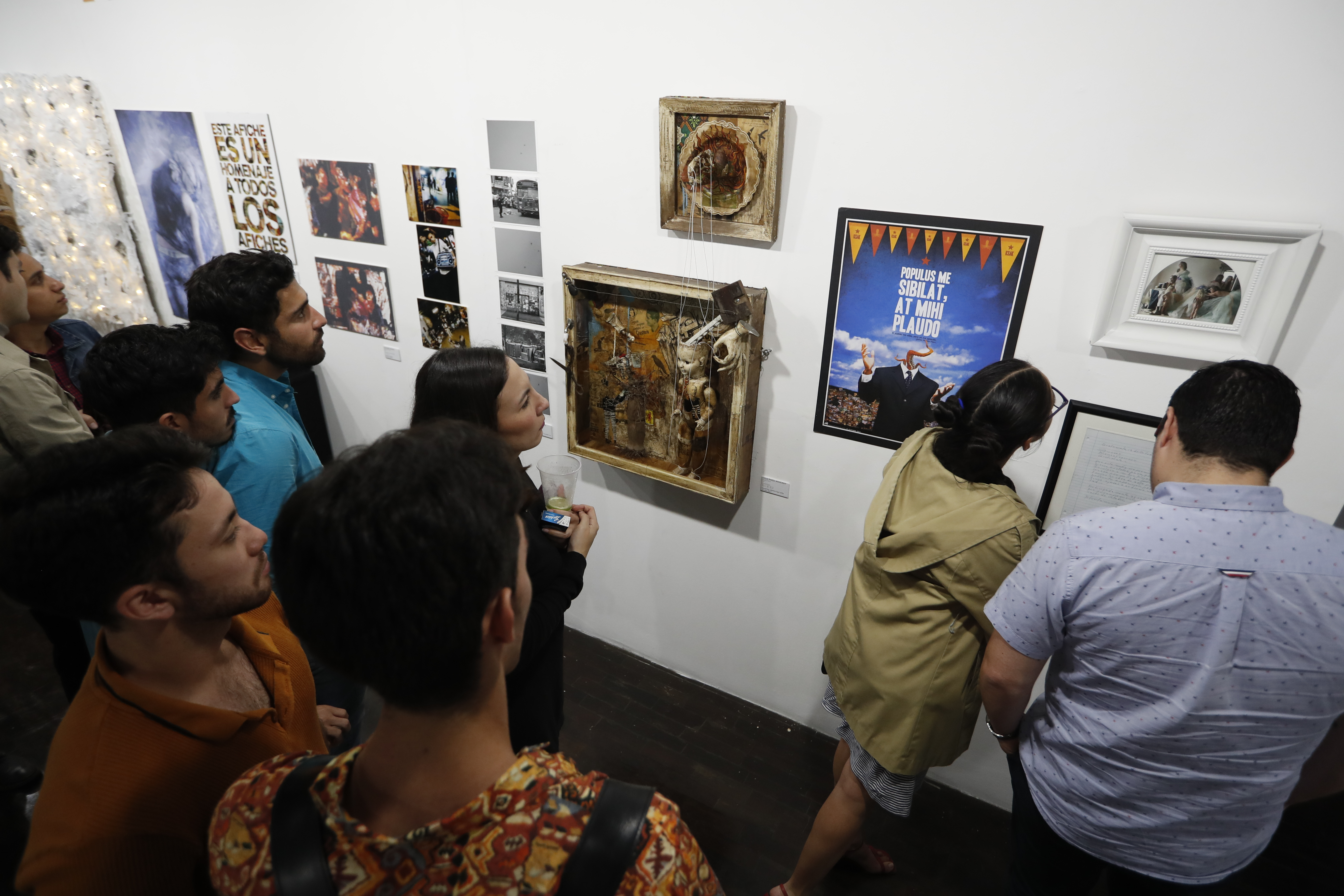 Se inaugura la exposición DIEZCIEN en Alianza Francesa Guatemala. (Foto Prensa Libre: Esbin García).